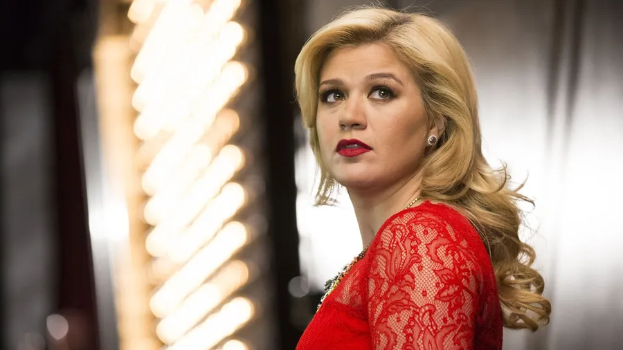 Kelly Clarkson Stunning Dress